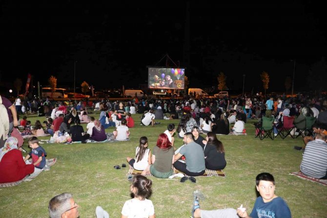 Melikgazi Belediyesi Her Hafta Farklı Filmlerle Sinemaseverleri Açık Hava Film Günlerinde Buluşturuyor