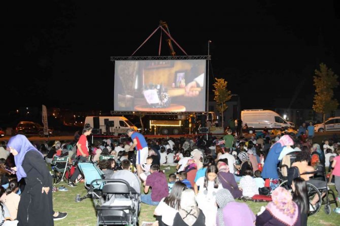 Melikgazi Belediyesi Her Hafta Farklı Filmlerle Sinemaseverleri Açık Hava Film Günlerinde Buluşturuyor