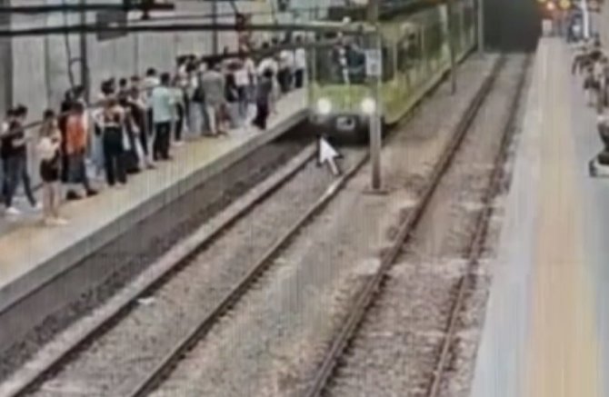Metronun Önüne Atlayan Şahıs Yürekleri Ağza Getirdi