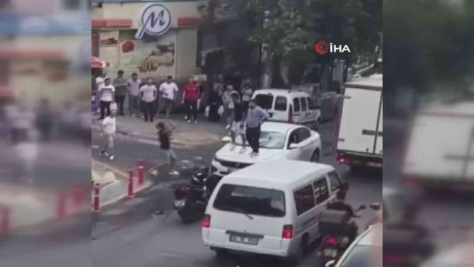 Kağıthane’de Motosikletle Önünü Kestikleri Şahsı Öldüresiye Dövüp Otomobiline Taşla Böyle Saldırdılar