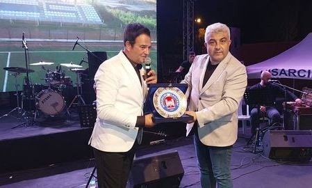 Sanatçı Ali Çakar, Belediye Başkanı Çalışkan’la Zeybek Oynadı