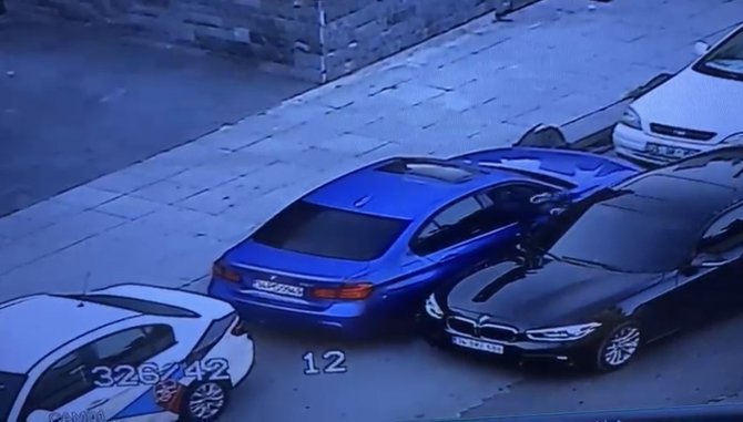 İ̇stanbul’da Lüks Otomobillerden Ön Konsol Hırsızlığı Kamerada
