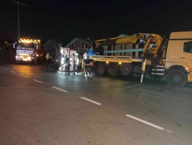 Sarıyer’de Kontrolden Çıkan Kamyon Devrildi