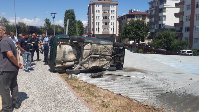 Yoldan Çıkan Otomobil, Aydınlatma Direğini Devirerek Otoparkın Çatısına Uçtu