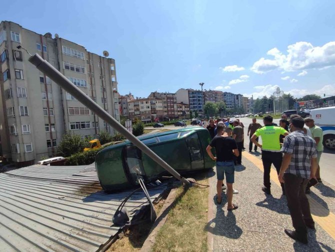 Yoldan Çıkan Otomobil, Aydınlatma Direğini Devirerek Otoparkın Çatısına Uçtu