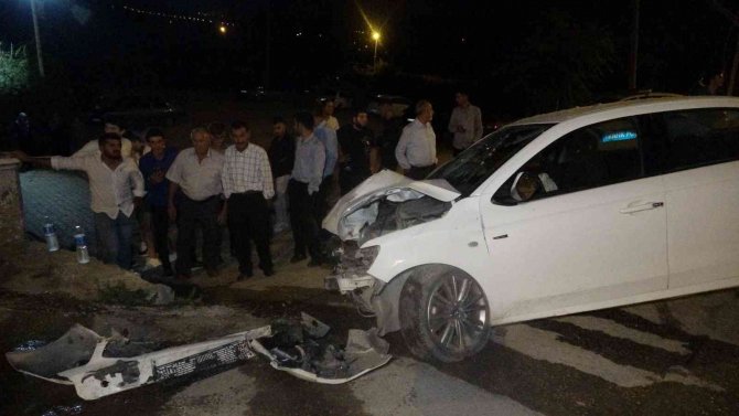 Otomobil Yaya Üst Geçidine Çarptı: 4 Yaralı