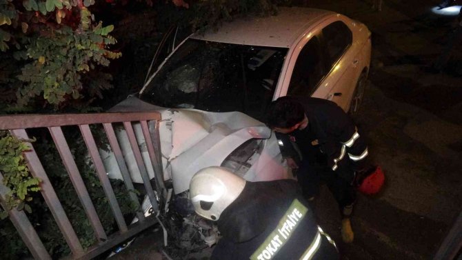 Otomobil Yaya Üst Geçidine Çarptı: 4 Yaralı