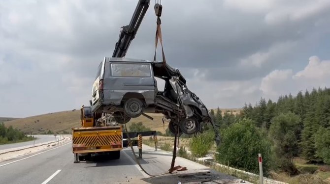 7 Metrelik Menfezden Düşen Minibüsteki 2 Kişi Feci Şekilde Can Verdi
