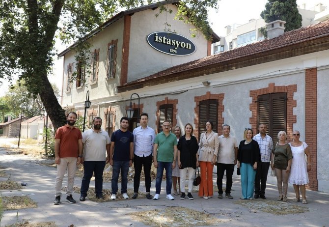Başkan Sürekli, Karşıyakalı Gençlere İki Müjde Verdi