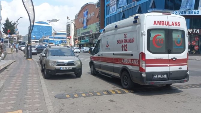 Yürürken Dengesini Kaybetti, Kafasını Kaldırıma Çarparak Yaralandı