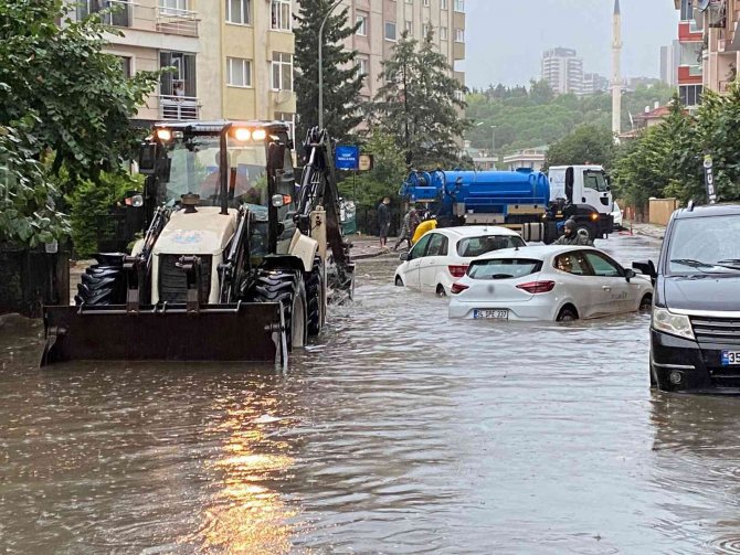 Maltepe’de Etkili Olan Yağış Nedeniyle 3 Araç Suya Gömüldü