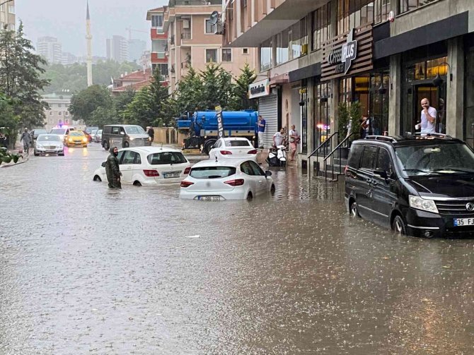 Maltepe’de Etkili Olan Yağış Nedeniyle 3 Araç Suya Gömüldü