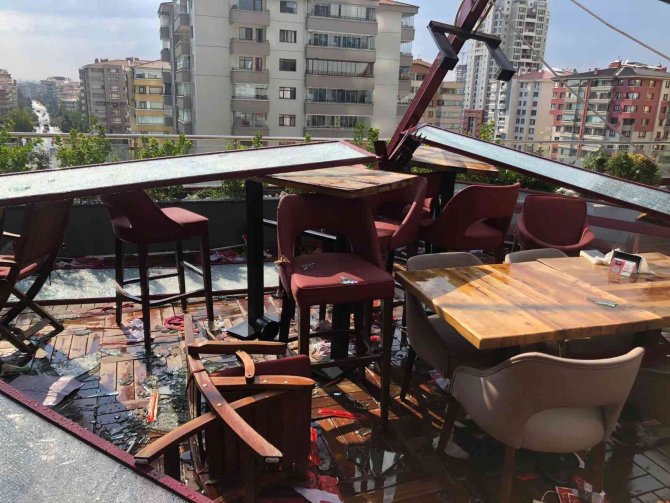 Başkent’te Fırtına Restoranın Çatısını Uçurdu