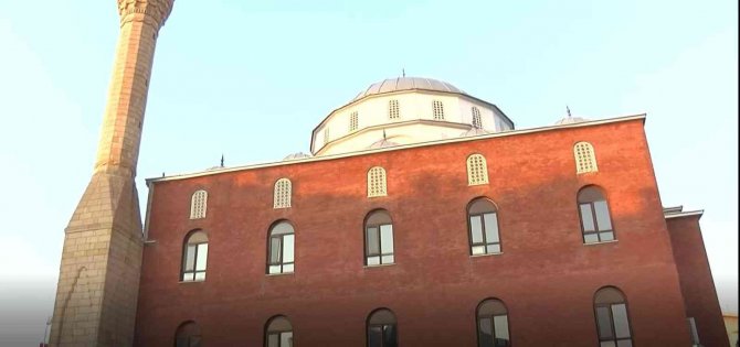 Ankara’da Fırtınaya Dayanamayan Minare Tadilat Halindeki Binanın Üzerine Devrildi