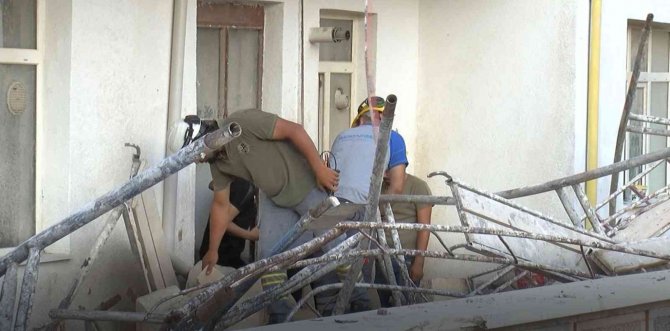 Ankara’da Fırtınaya Dayanamayan Minare Tadilat Halindeki Binanın Üzerine Devrildi