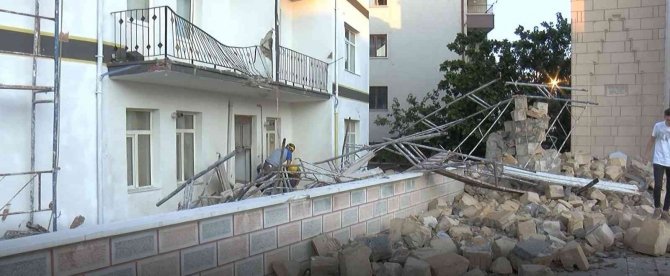 Ankara’da Fırtınaya Dayanamayan Minare Tadilat Halindeki Binanın Üzerine Devrildi