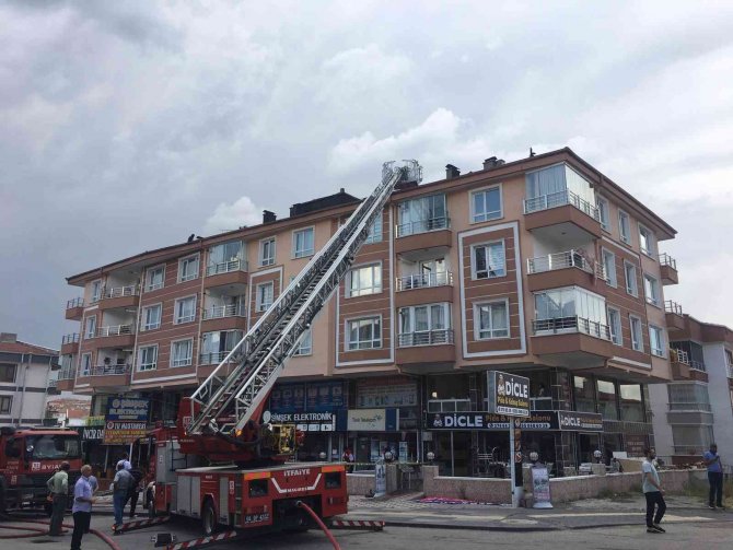 Ankara’da Çatı Yangını Korkuttu