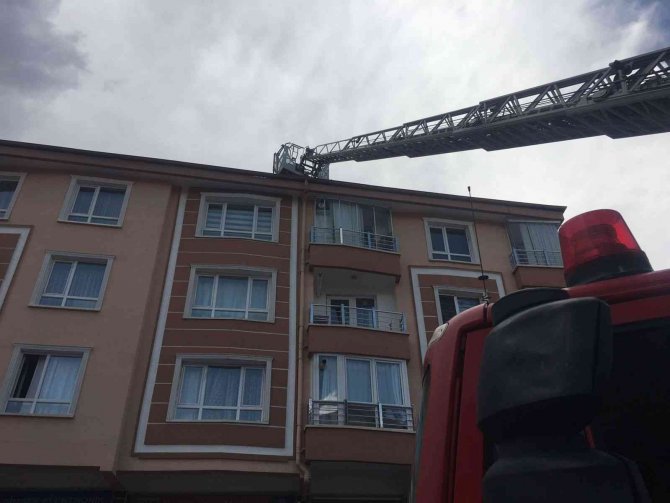 Ankara’da Çatı Yangını Korkuttu