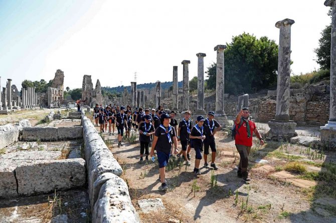 Büyükşehirin İzcileri Perge Antik Kenti’nde