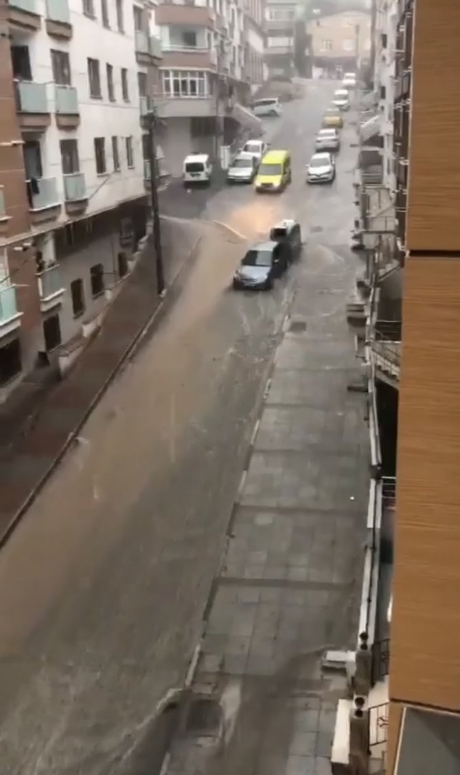 Maltepe’de Selde Sürüklenen Araç Kamerada