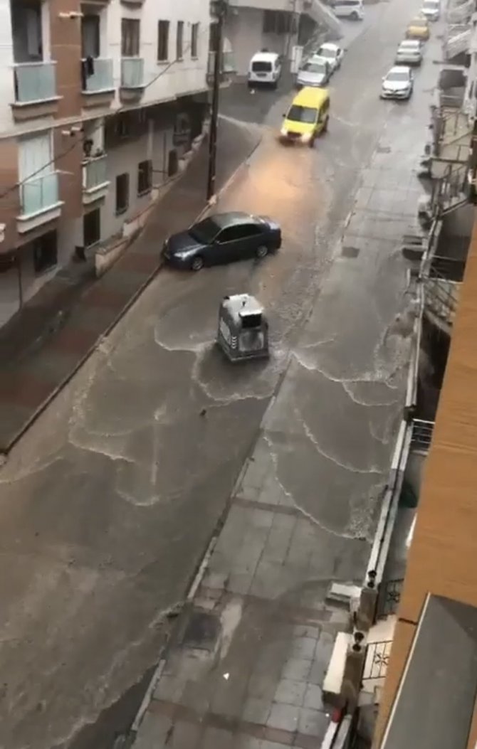 Maltepe’de Selde Sürüklenen Araç Kamerada