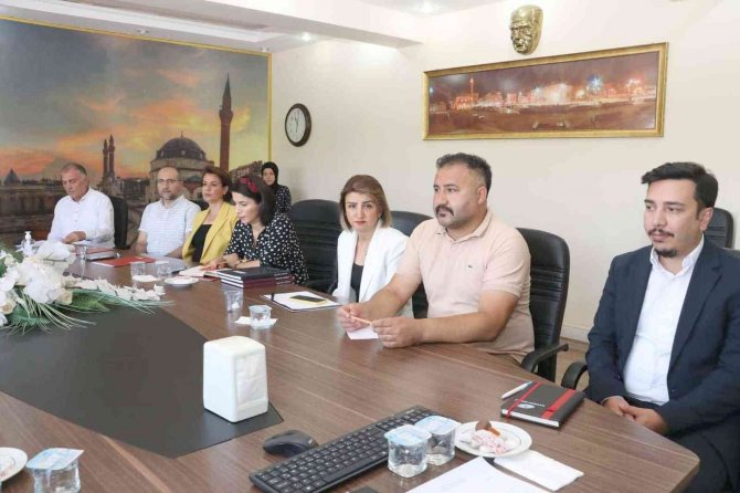 Aslan: “Yardımcı Kaynaklar Öğrencilerin Masasında Hazır Olacak”