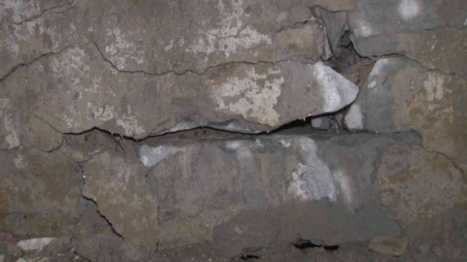 Avcılar’da İ̇ski̇ Çalışmasında Bahçe Duvarı Hasar Gördü, Yağmur Suları Evin İçine Doldu