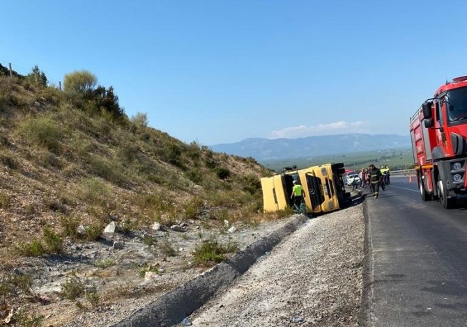 Akaryakıt Tankeri Devrildi, Yakıt Sızıntısının Alev Almaması İçin Ekipler Yoğun Çaba Sarf Etti,