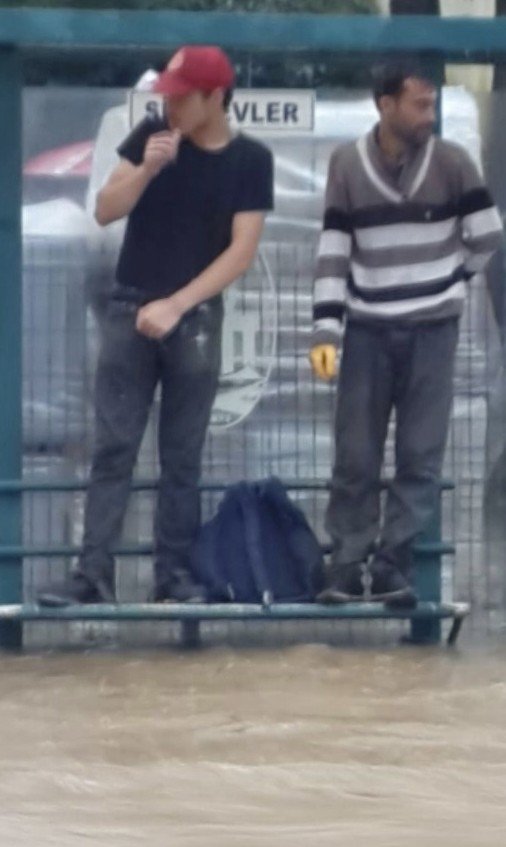 Beykoz’da Küçüksu Deresi Taştı, Dükkanlar Su Altında Kaldı