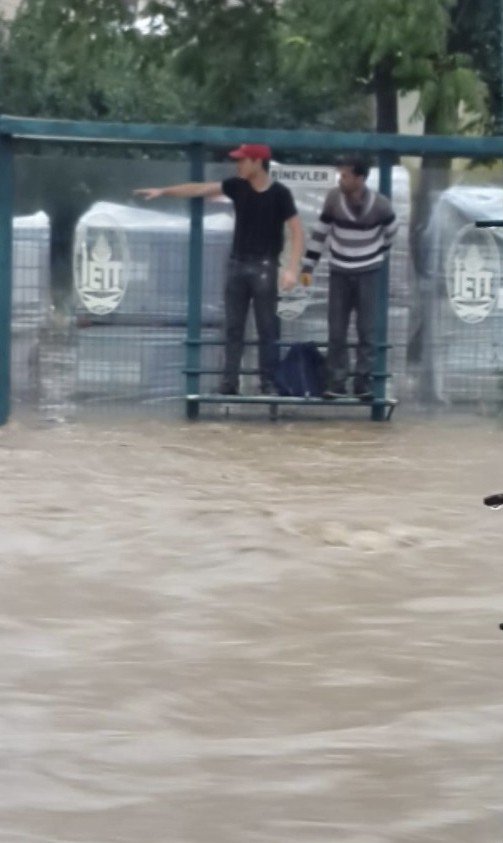 Beykoz’da Küçüksu Deresi Taştı, Dükkanlar Su Altında Kaldı