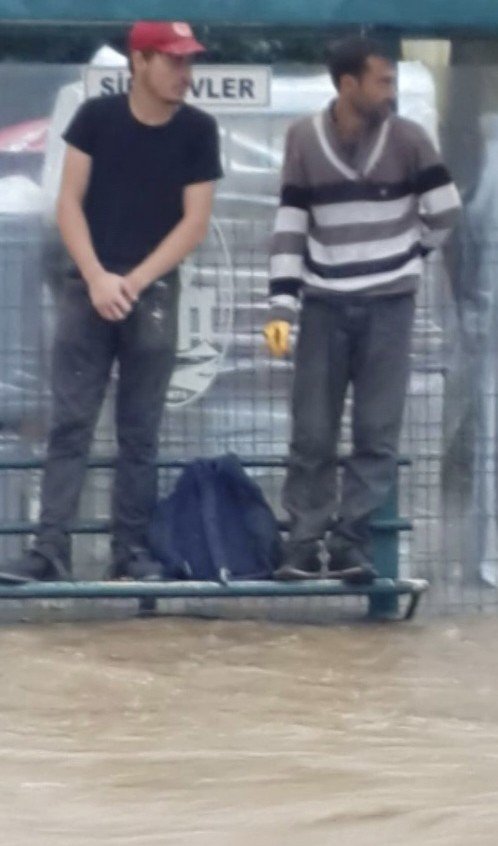 Beykoz’da Küçüksu Deresi Taştı, Dükkanlar Su Altında Kaldı