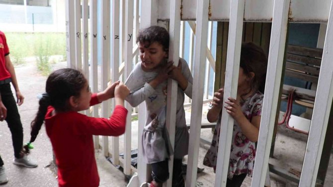 Kapısı Kilitli Yangın Merdivenine Giren Çocuklar, Demir Parmaklıklardan Güçlükle Çıkarıldı