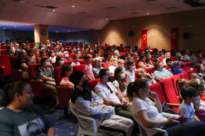 Bucalı Çocuklar Yaz Tiyatrosunu Sevdi