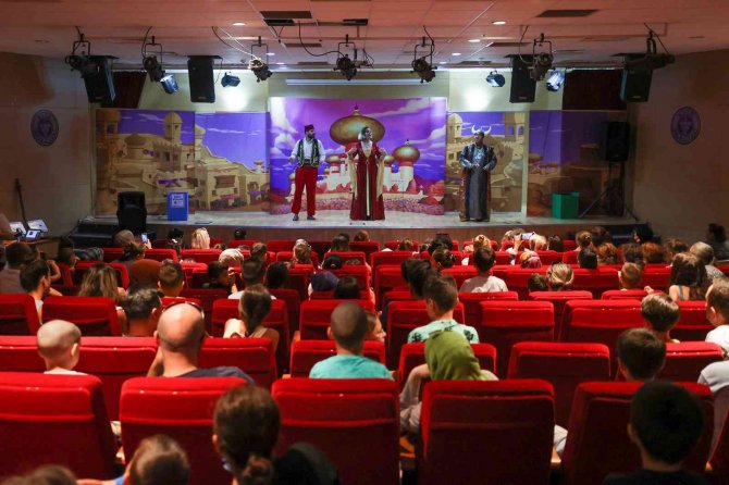 Bucalı Çocuklar Yaz Tiyatrosunu Sevdi