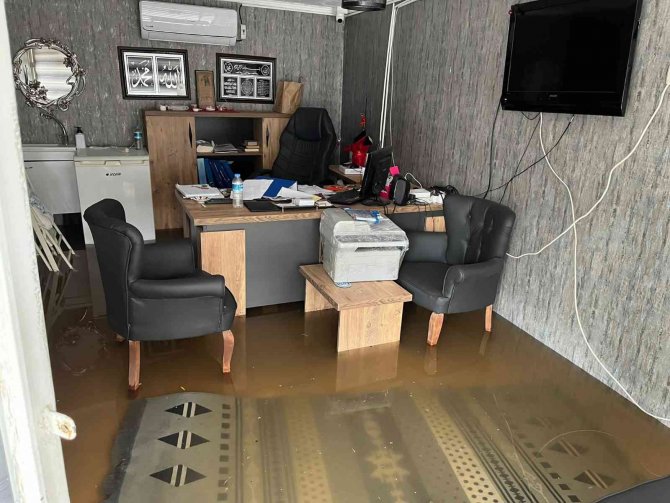 Mudanya’da Hayat Normale Döndü... Selden Geriye Çamur Kaldı