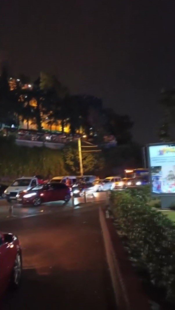 Asker Eğlencesinde Yolu Trafiğe Kapatıp Oyunlar Oynadılar