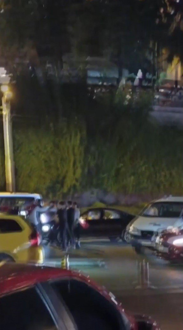 Asker Eğlencesinde Yolu Trafiğe Kapatıp Oyunlar Oynadılar