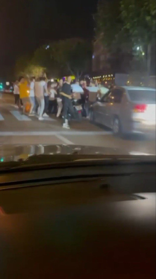 Asker Eğlencesinde Yolu Trafiğe Kapatıp Oyunlar Oynadılar