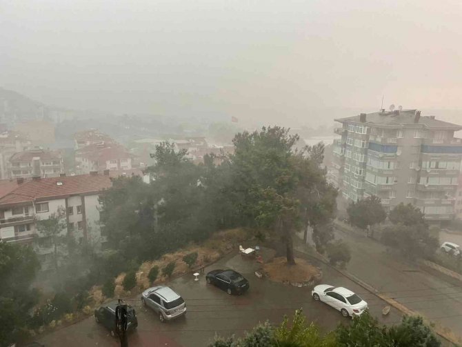 Bursa’da Yağış Etkili Oldu: Yollar Göle Döndü