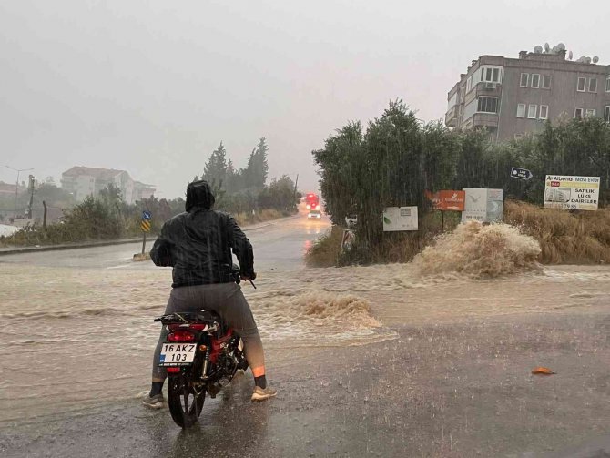 Bursa’da Yağış Etkili Oldu: Yollar Göle Döndü