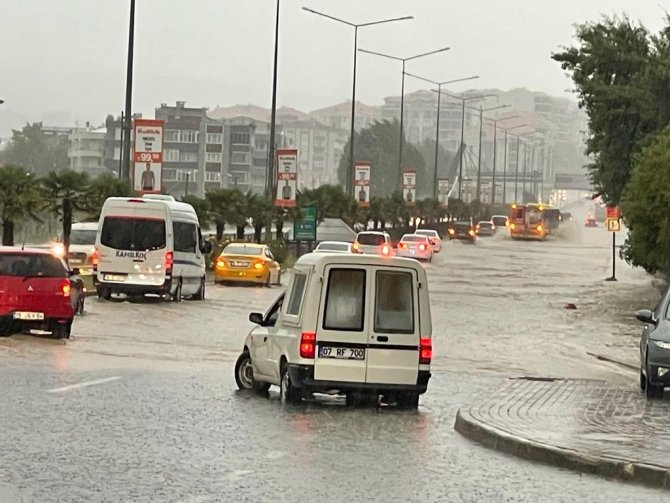 Bursa’da Yağış Etkili Oldu: Yollar Göle Döndü