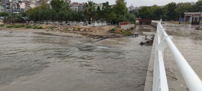 Sağanak Yağış Denizin Rengini Değiştirdi