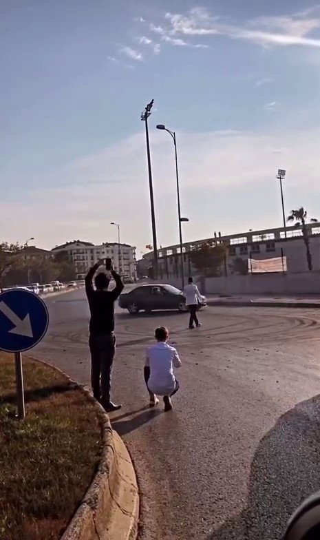 Büyükçekmece’de Trafiği Durdurup Damadın Etrafında Drift Yaptılar