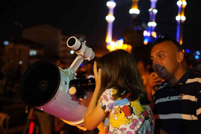 Çocuklar ’Gökyüzünü İ̇zliyorum’ Etkinliğinde Gezegenleri İnceledi