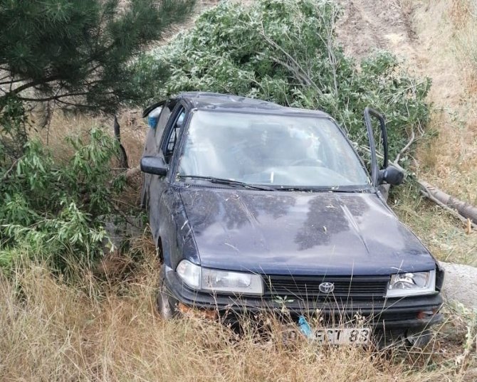 Otomobil Şarampole Devrildi: 2 Yaralı