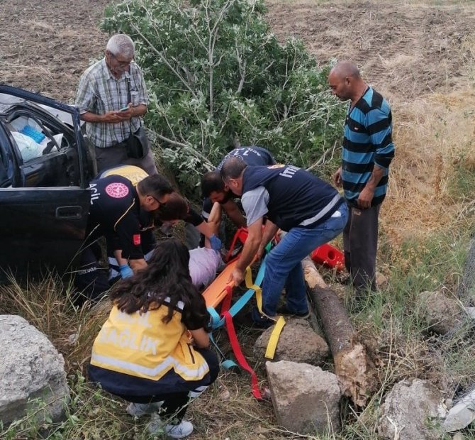 Otomobil Şarampole Devrildi: 2 Yaralı