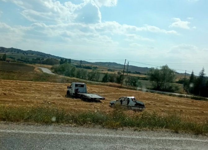 Otomobil Tarlaya Uçtu: 4 Yaralı