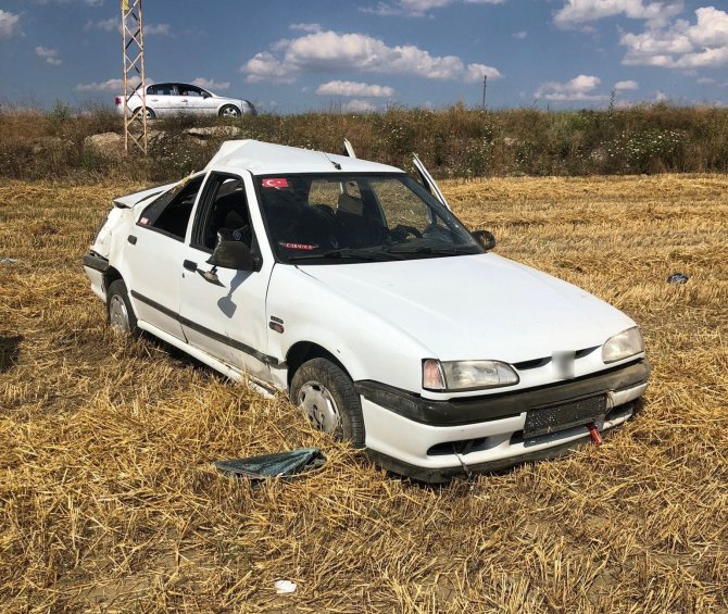 Otomobil Tarlaya Uçtu: 4 Yaralı