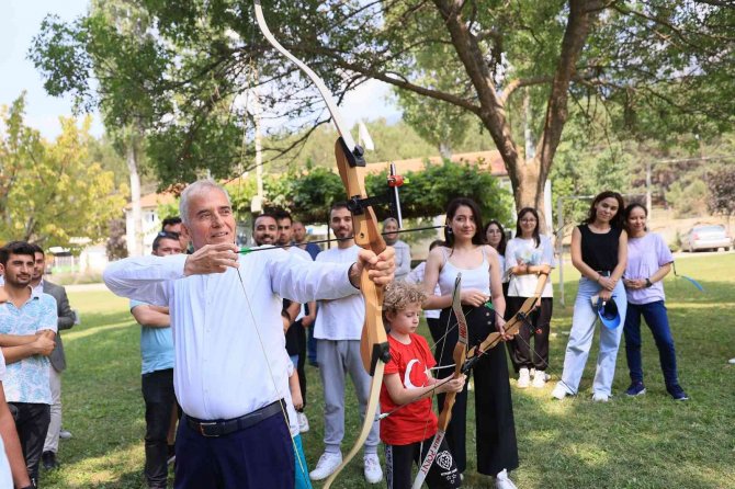 Başkan Zolan Ok Atışında Hünerlerini Sergiledi