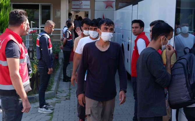 Edirne’de 110 Yabancı Uyruklu Göçmen Sınır Dışı Edilmek Üzere İ̇stanbul’a Gönderildi
